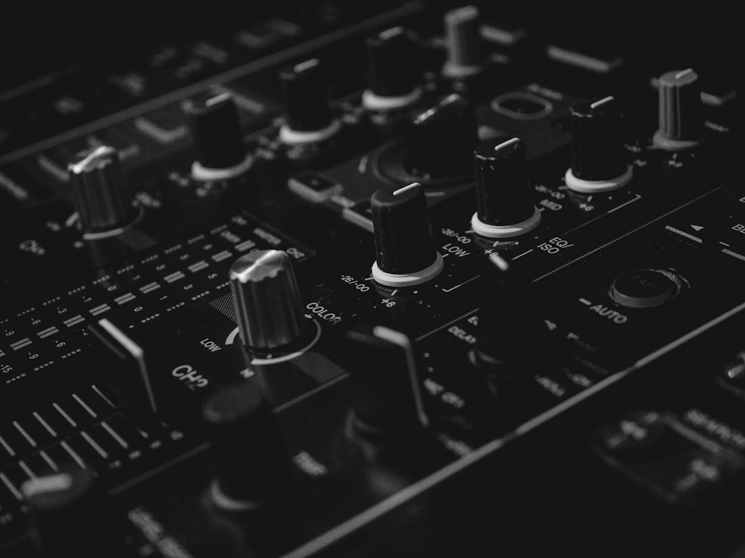 Table de mixage audio avec micros et casques dans un studio de podcast