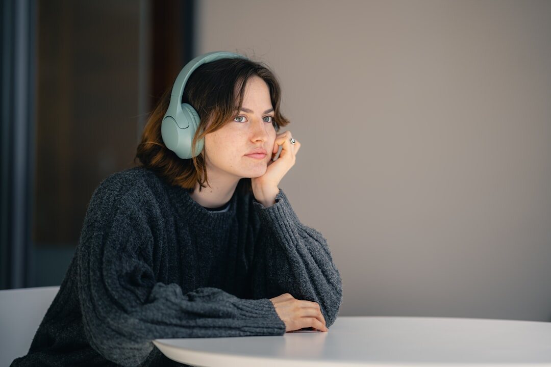 Animatrice suisse enregistrant un podcast dans un studio moderne